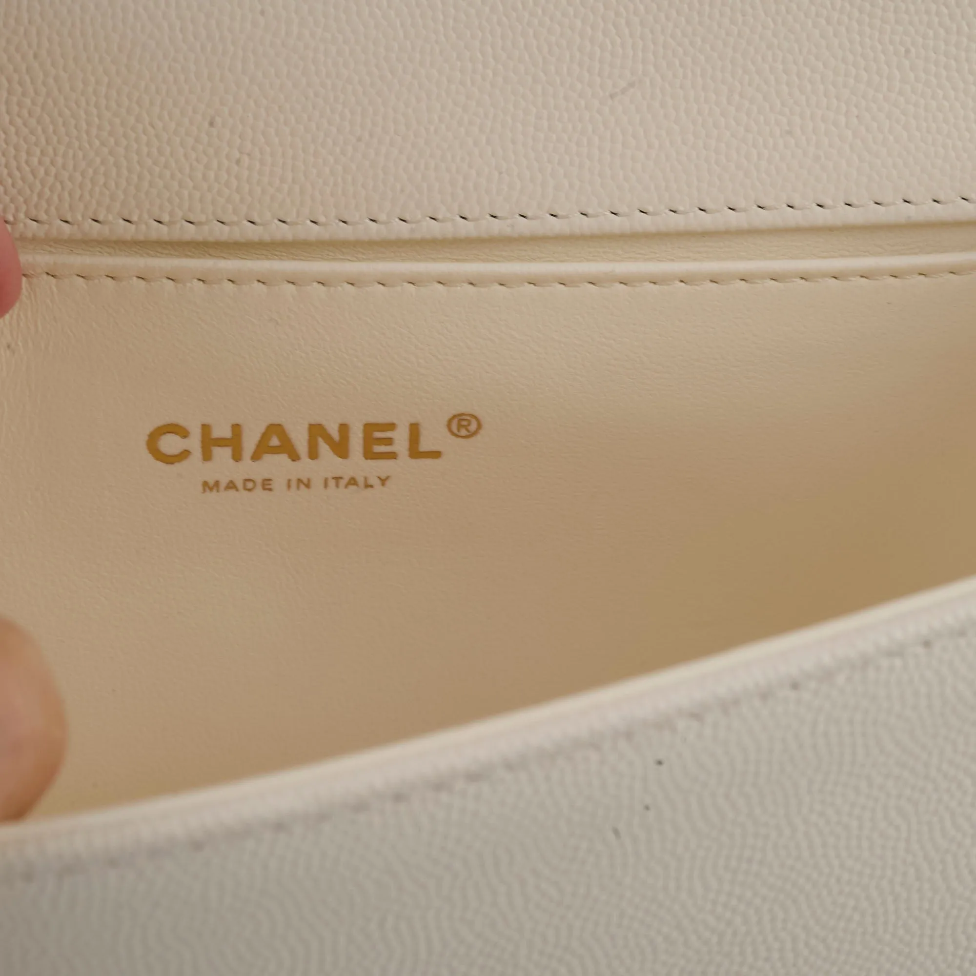 Chanel Boy Old Medium White Caviar (microchip)