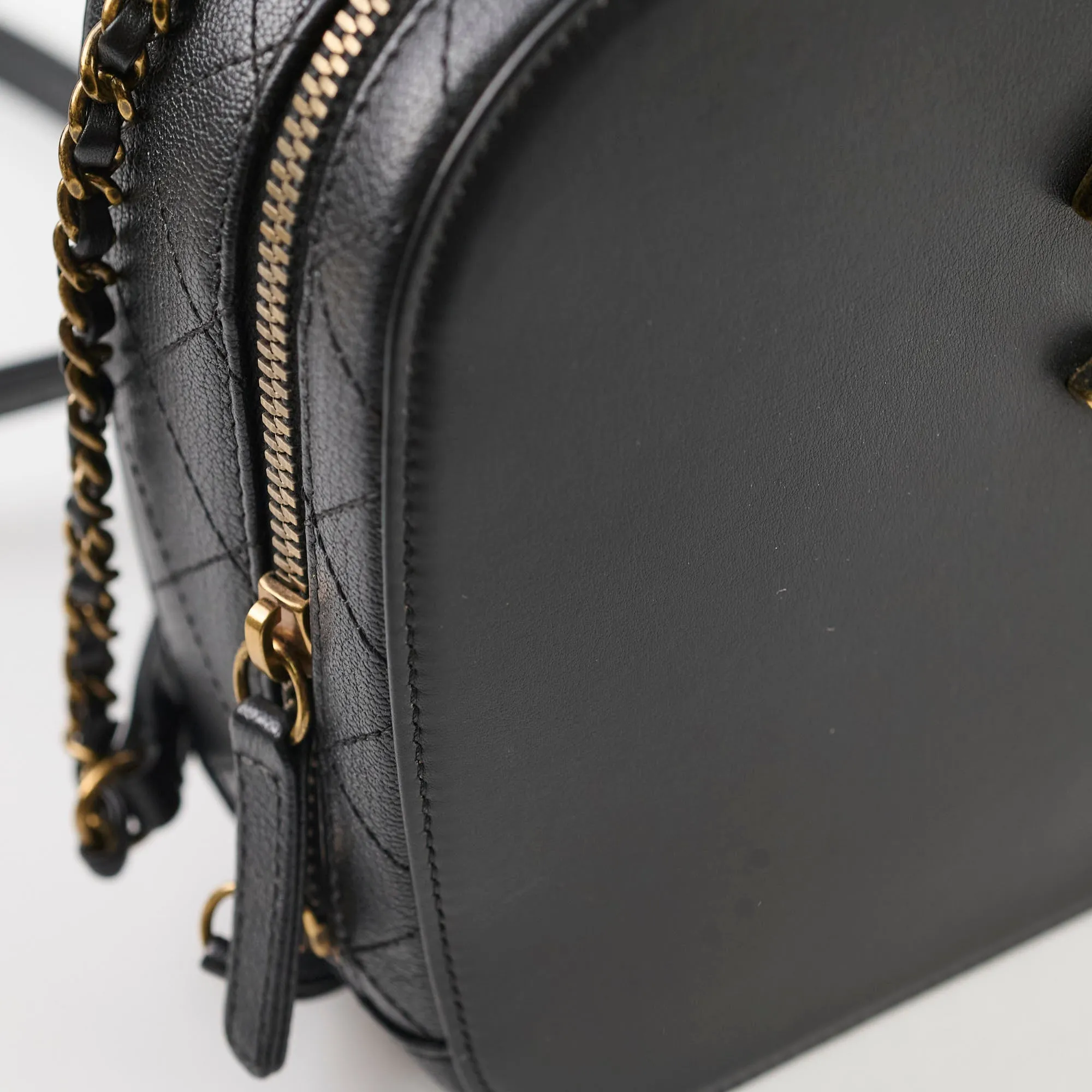 Chanel vanity quited CC black