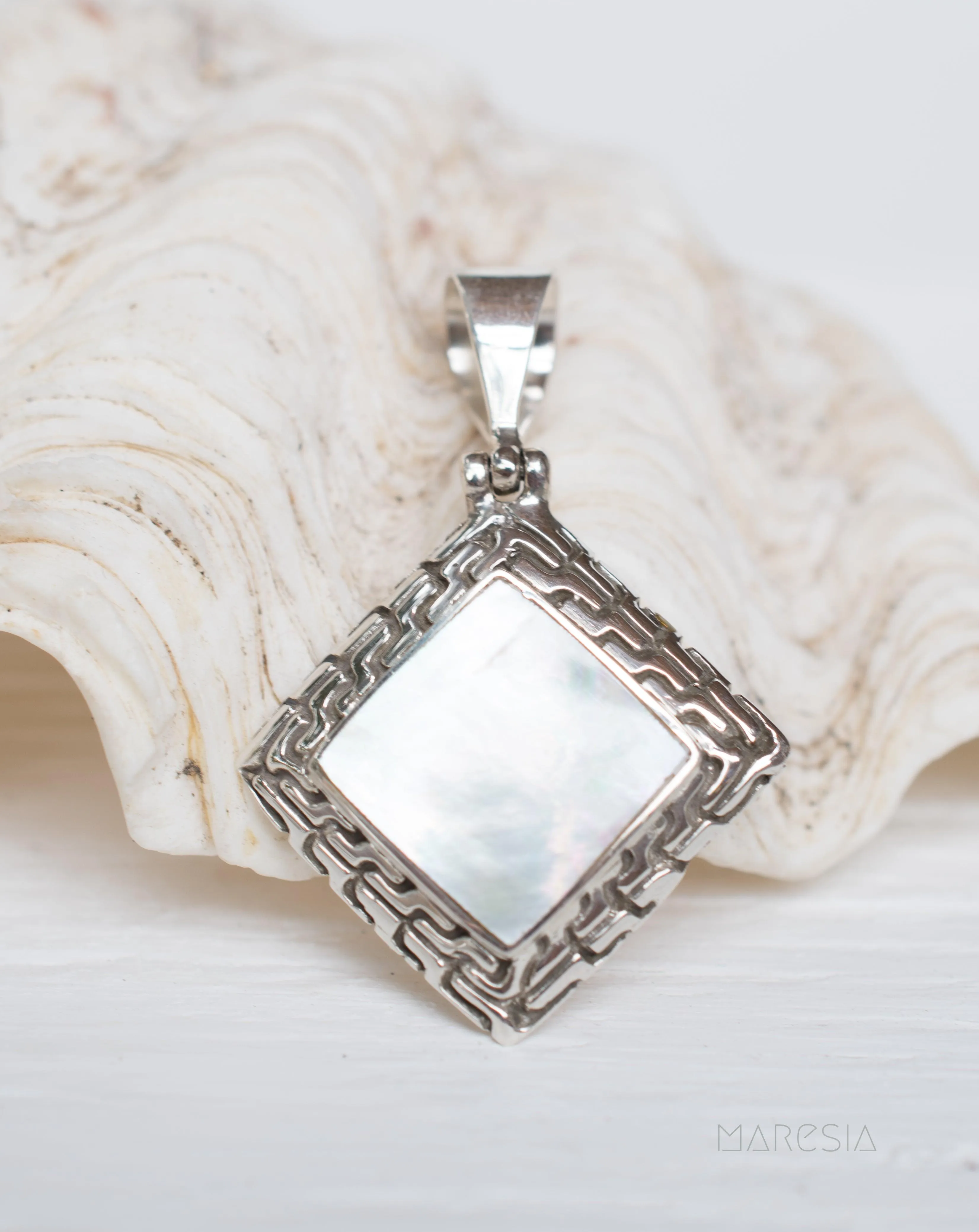 Pendant ~ Abalone or Mother of Pearl ~ Sterling Silver 925 ~SMP008