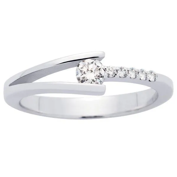 Solitaire en or blanc serti de diamants.