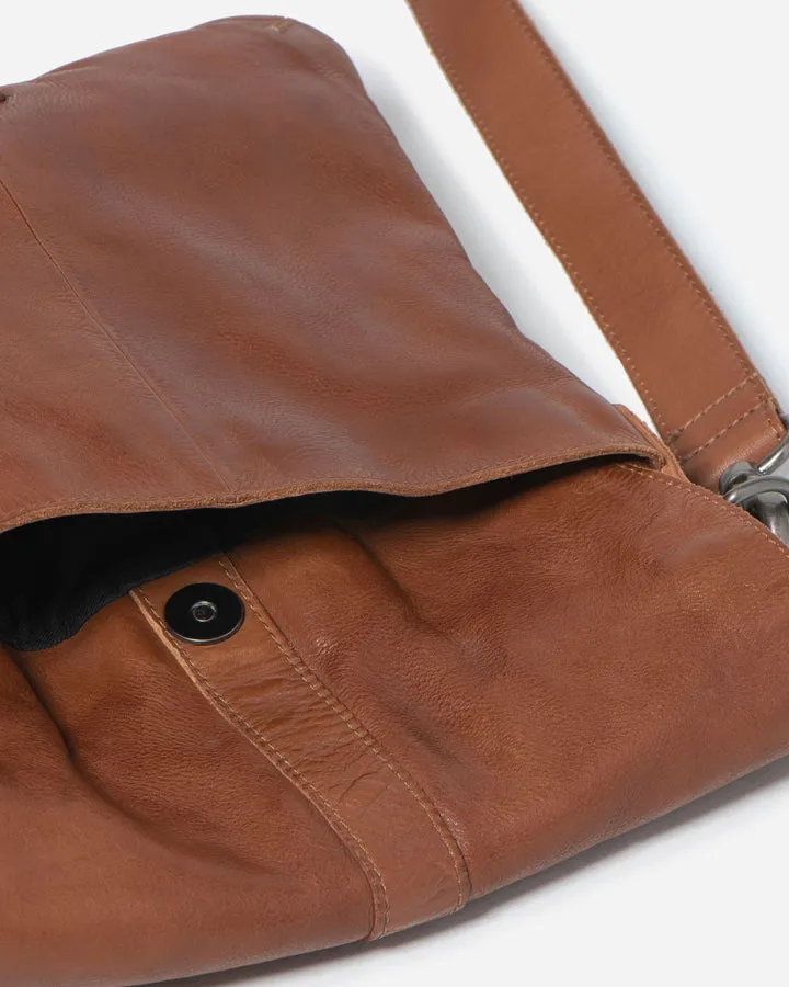 STITCH & HIDE WASHED LEATHER BERLIN REPORTER/SHOULDER BAG SADDLE BROWN -                                                                                             REE WALLET POUCH