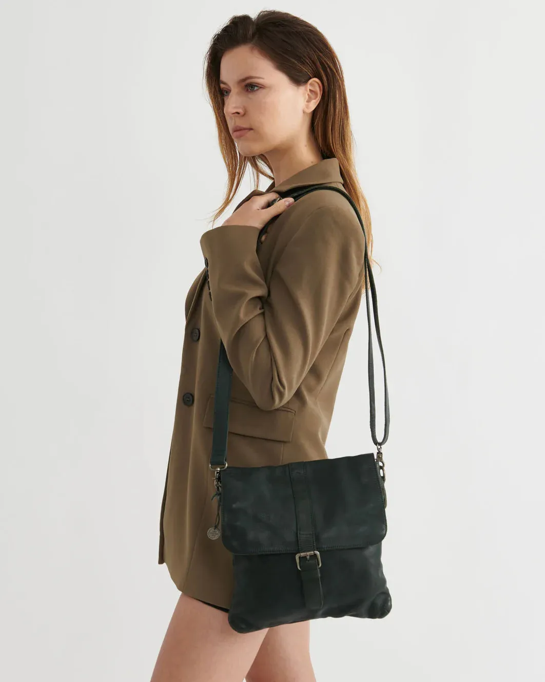 STITCH & HIDE WASHED LEATHER BERLIN REPORTER/SHOULDER BAG SADDLE BROWN -                                                                                             REE WALLET POUCH