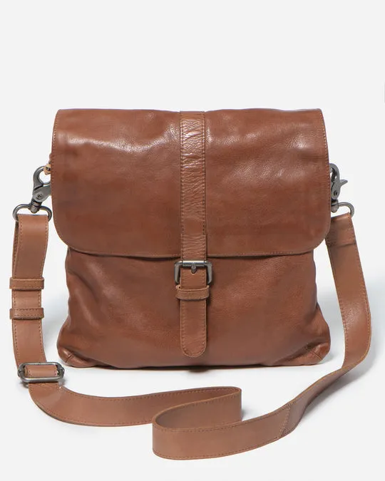 STITCH & HIDE WASHED LEATHER BERLIN REPORTER/SHOULDER BAG SADDLE BROWN -                                                                                             REE WALLET POUCH