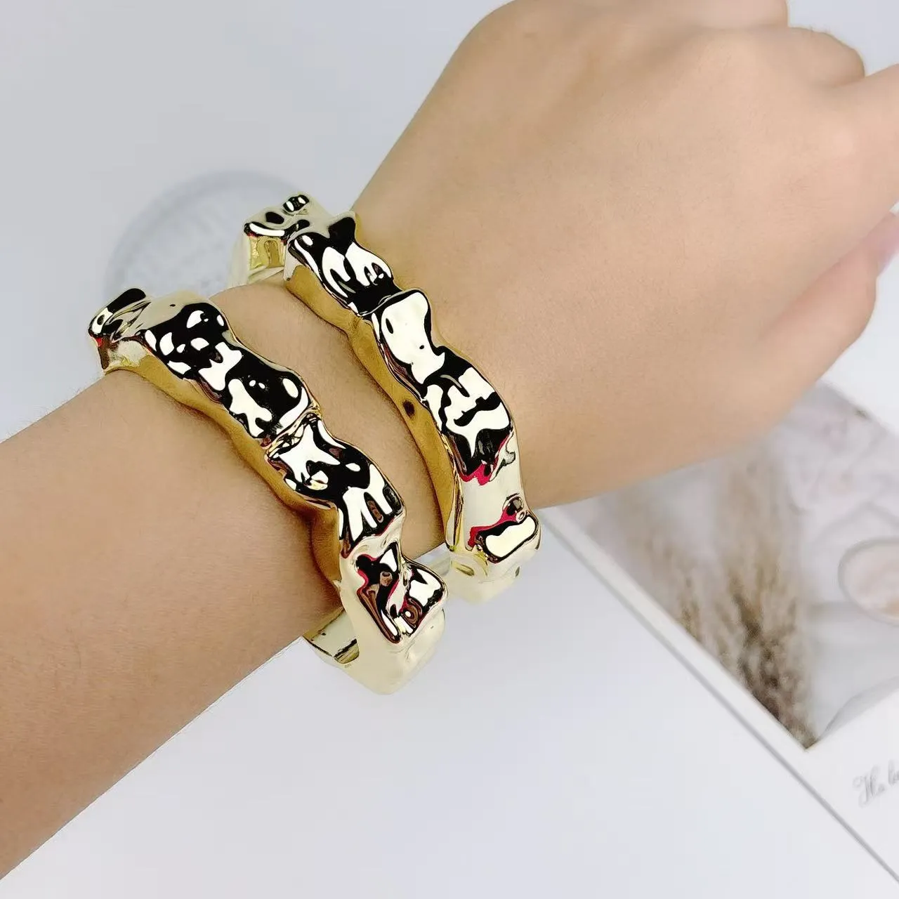 Wholesale Irregular Wave Shape Acrylic Opening Bracelet Explosion Personalized Ladies Bracelet light_wish_jewels