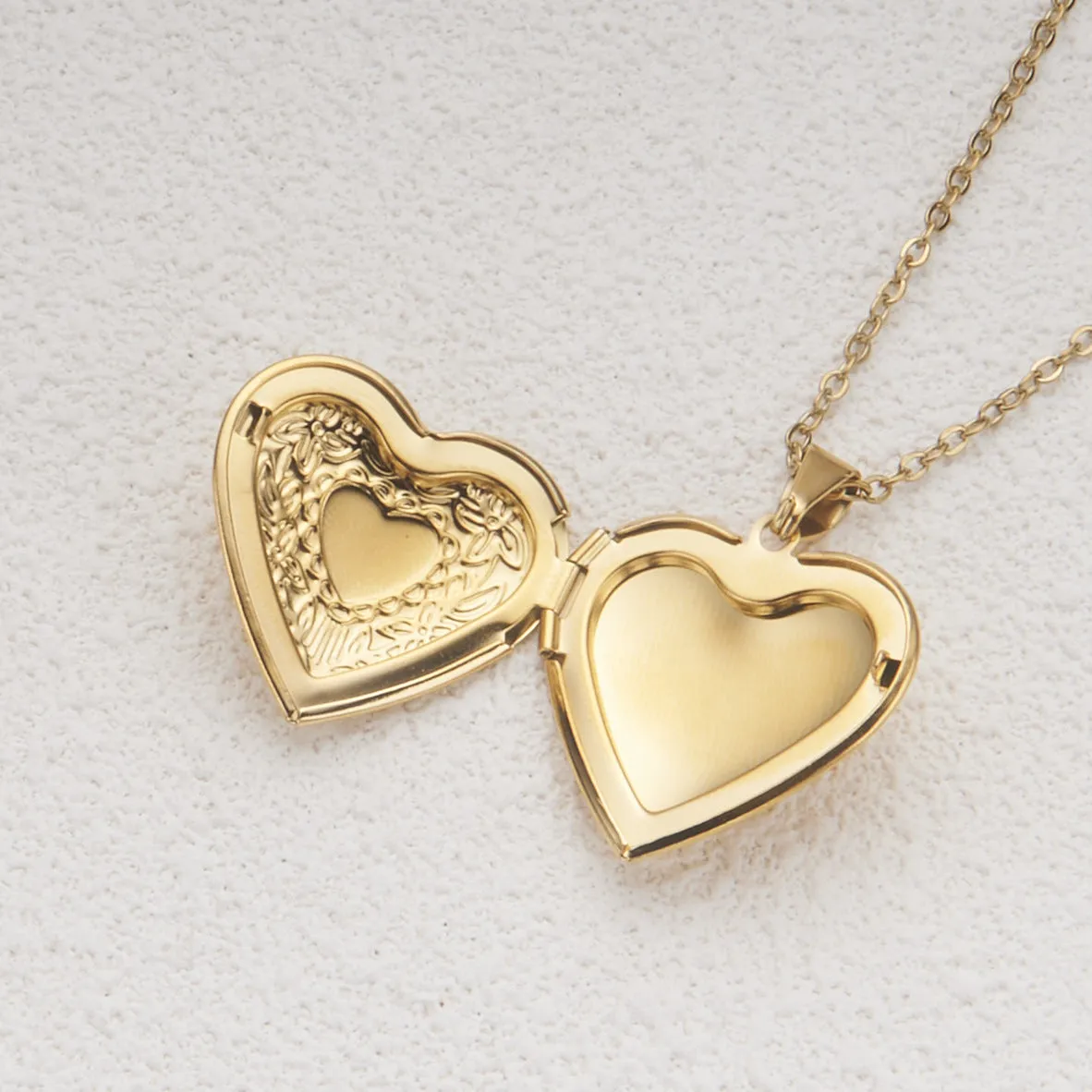 Wholesale Stainless Steel Necklace Gold Heart Pattern Frame Box Pendant O-Chain