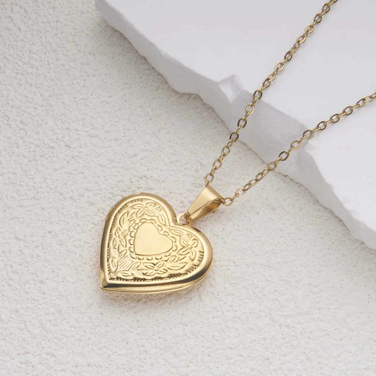 Wholesale Stainless Steel Necklace Gold Heart Pattern Frame Box Pendant O-Chain light_wish_jewels