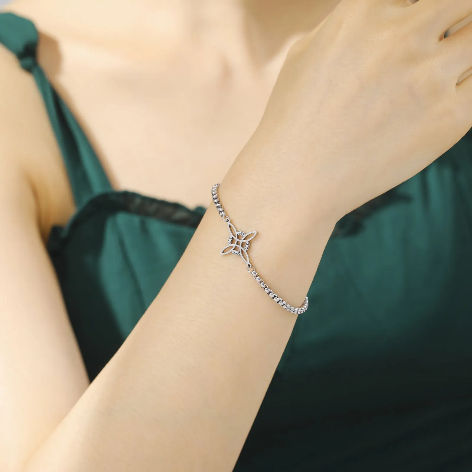 Wholesale Witch knot S-shaped double hole pendant box chain stainless steel bracelet